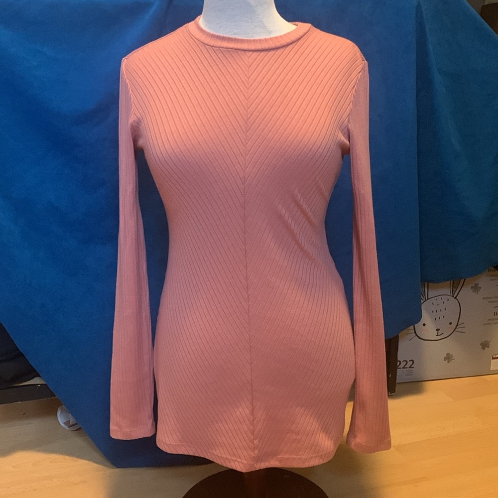 Thyme long sleeve size XS, like new. Unique design. Longer style . Tightโฆ